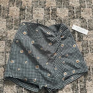 Women skirt black and white